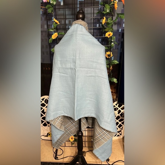 New Code22 One Size Oversized 30” x 84” Light Blue & Grey Plaid Wrap Shawl - Picture 3 of 11